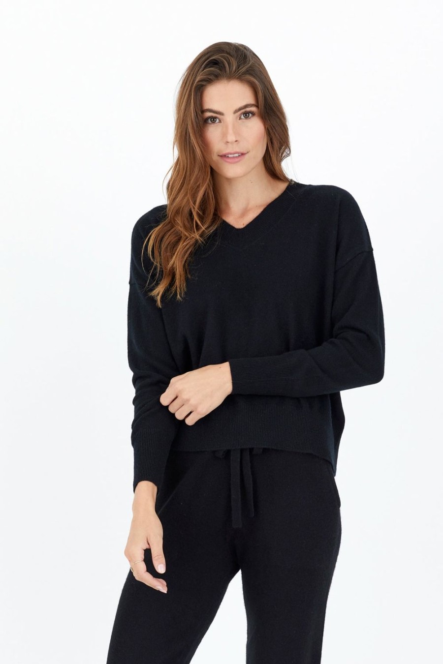 One Grey Day Spencer Cashmere V-Neck - Black | Pullovers